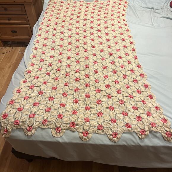 VTG Chrochet Knit Lap Blanket Coverlet 3D Flowers Scalloped Granny Cottage - Picture 3 of 6
